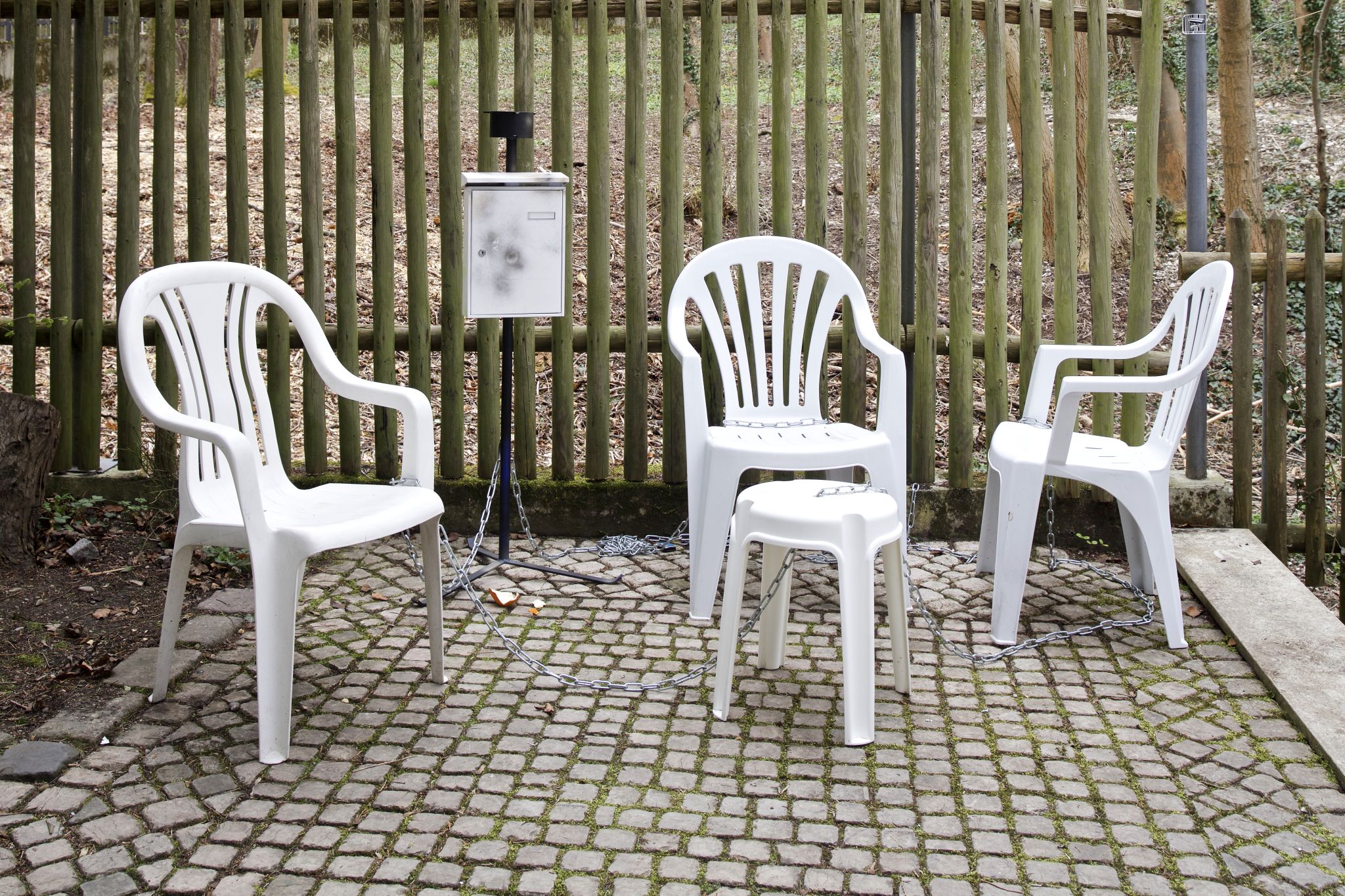 Manfred Pernice, briefkastenOrion (verlorener posten), 2015, Mail box, chain (8 meters), three garden chairs, one plastic stool, Site specific