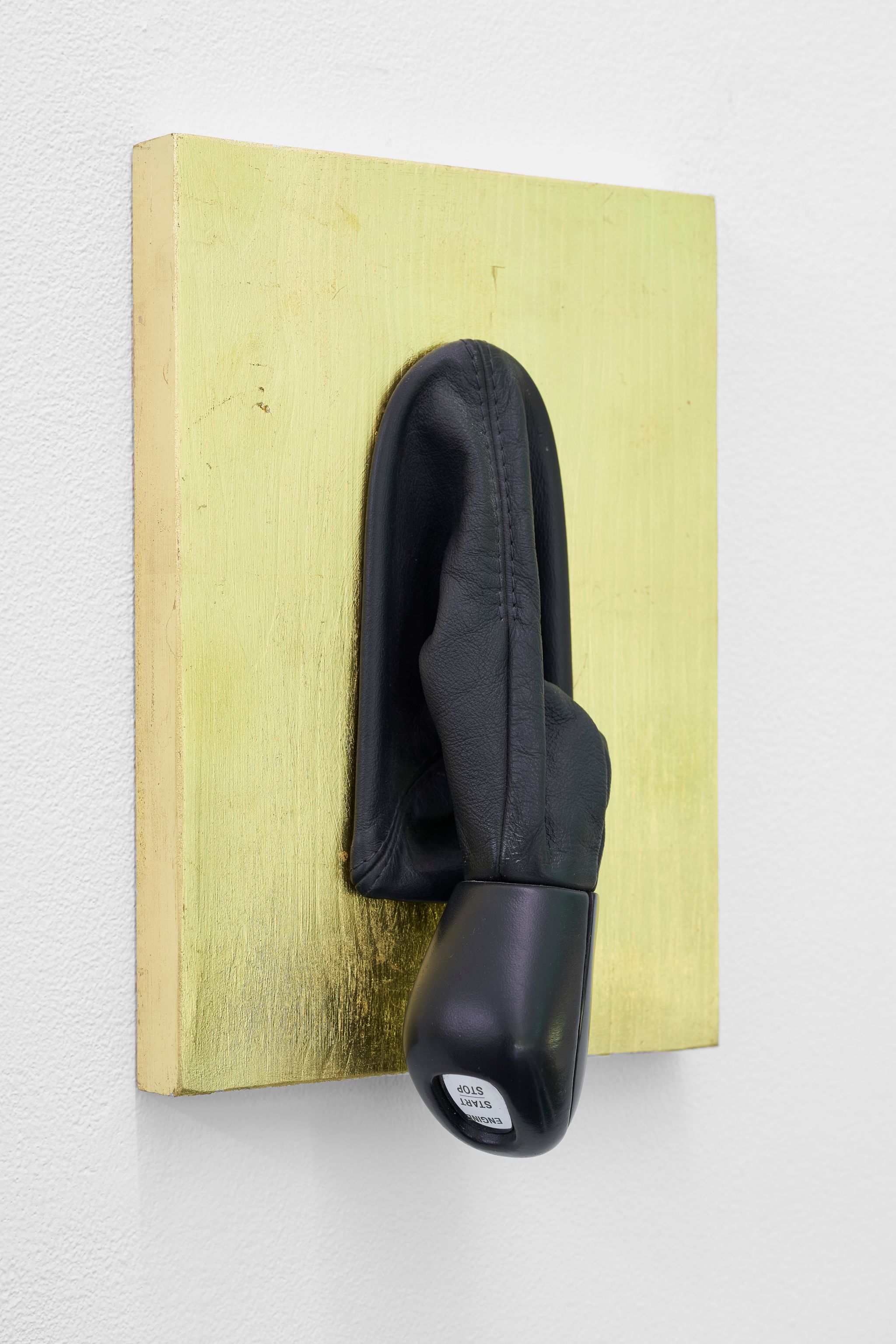 Alexandra Bircken, Oliver, 2017, Holz, Blattgold, Schaltknüppel (Mercedes), 28.5 ⁠× ⁠18.3 ⁠× ⁠10.5 ⁠⁠cm
