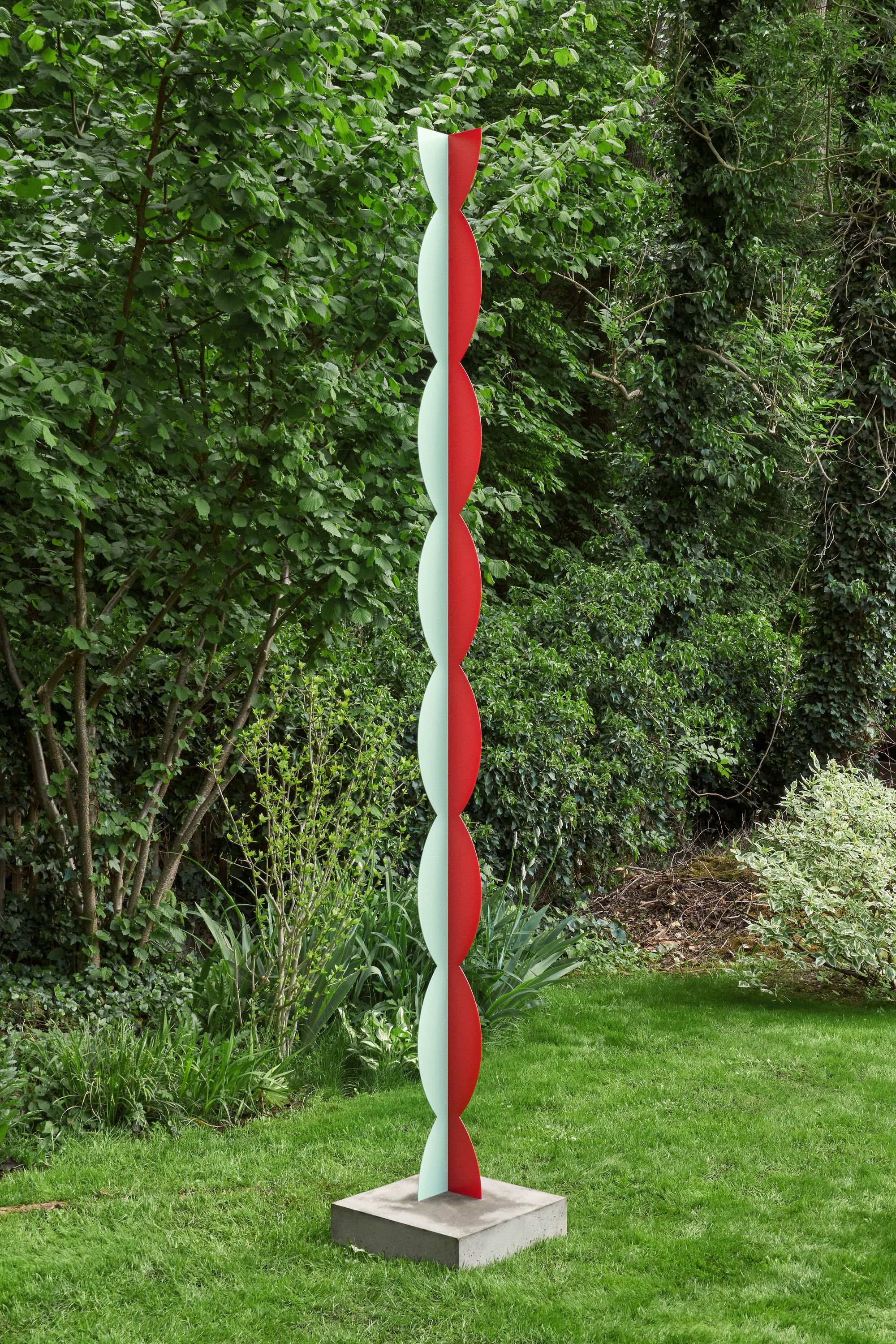 Nicole Wermers, Kusine, 2025, Powder coated steel, concrete base, 298 ⁠× ⁠45 ⁠× ⁠45 ⁠⁠cm