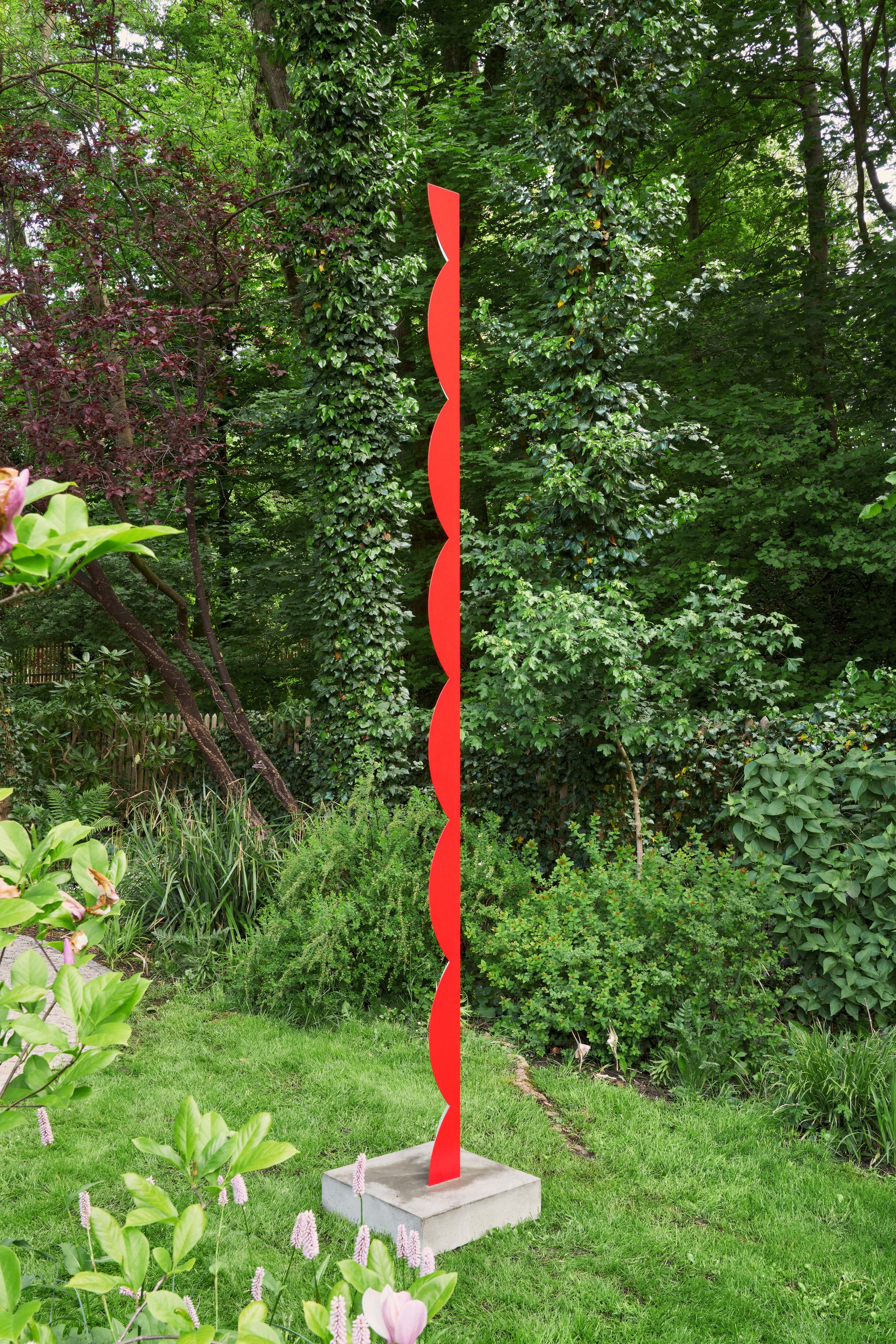 Nicole Wermers, Kusine, 2025, Powder coated steel, concrete base, 298 ⁠× ⁠45 ⁠× ⁠45 ⁠⁠cm