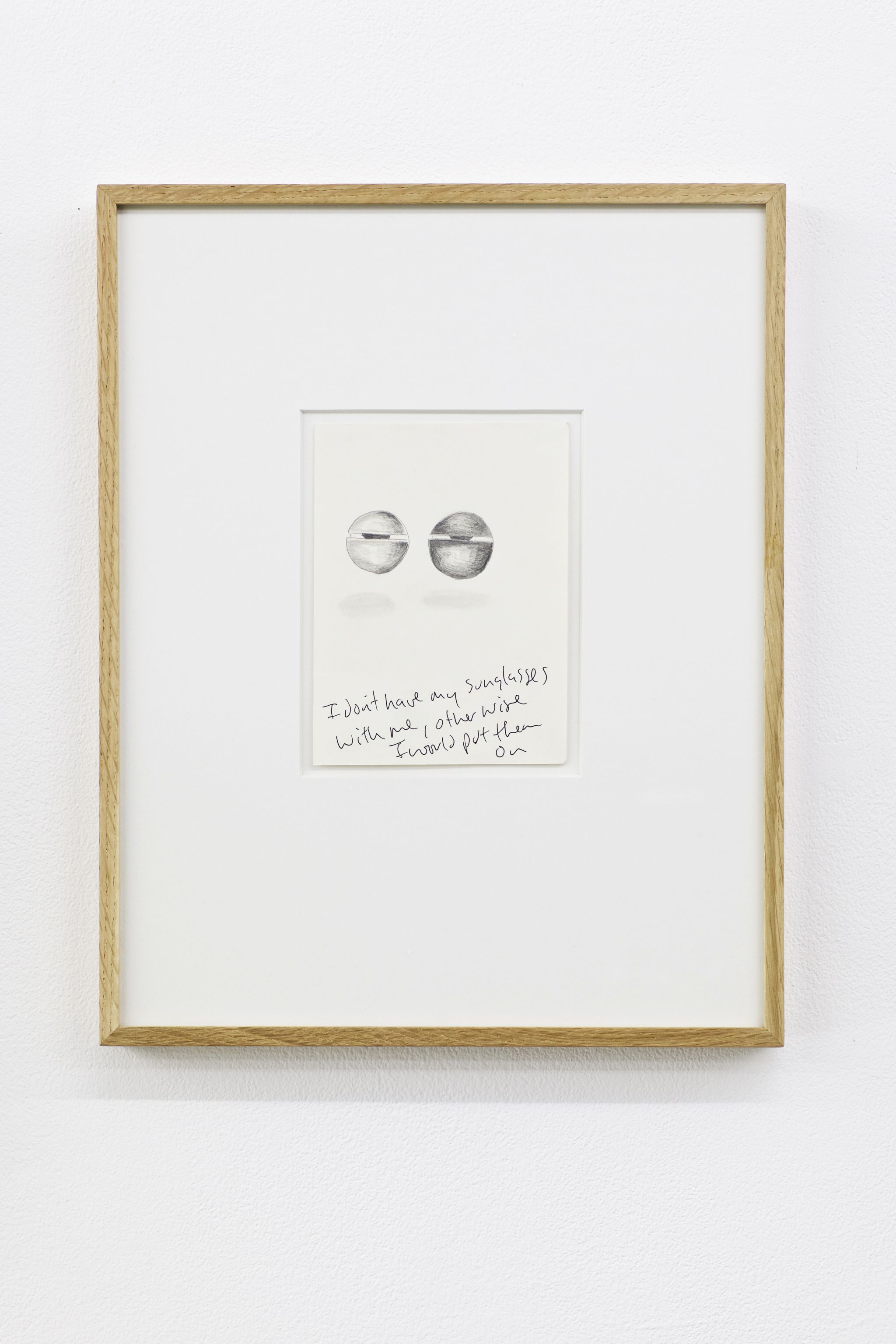 Justin Almquist, I don’t have any sunglasses with me otherwise I would put them on, 2015, Bleistift auf Papier, 13.8 ⁠× ⁠10.3 ⁠⁠cm, framed: 35×27,5 ⁠cm