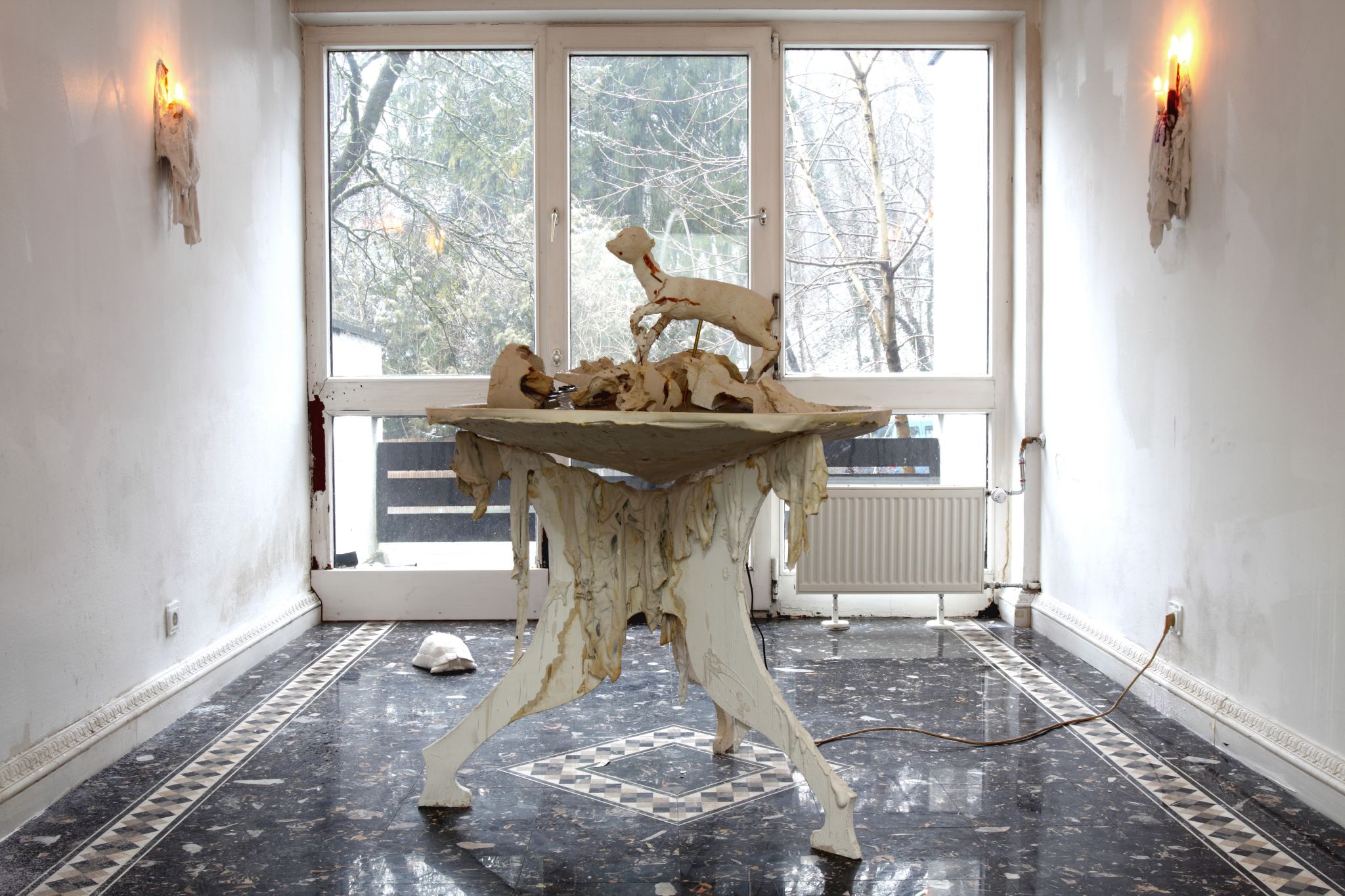 Stephan Dillemuth, <i>Brunnen</i>, 2012, plaster, mixed media, 125 ⁠× ⁠103 Ø ⁠cm
