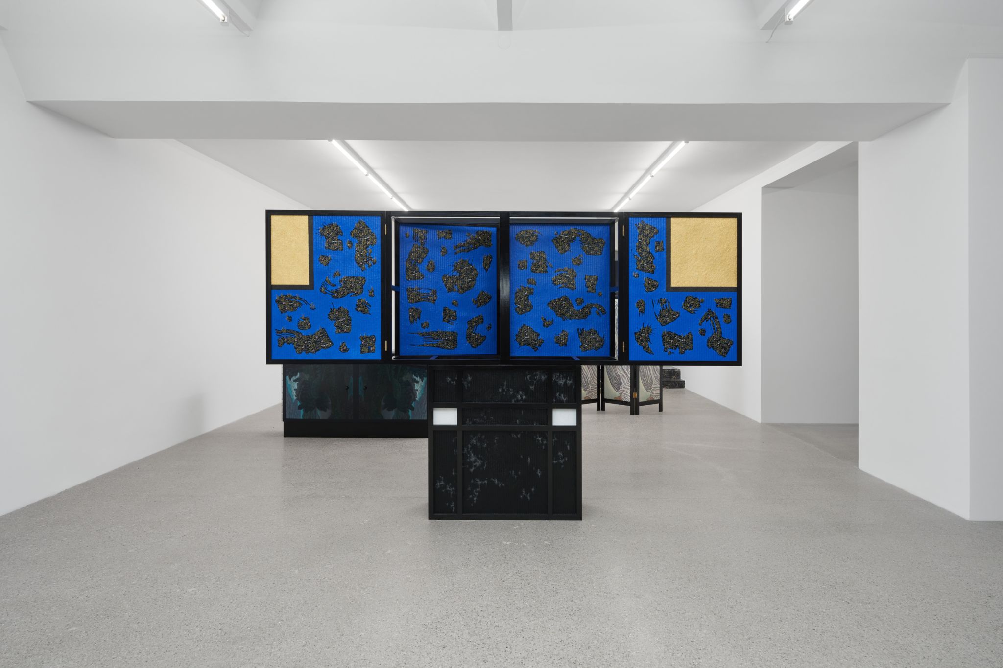 Installation view, Yong Xiang Li, Mannered in a sleeve, Deborah Schamoni, 2023