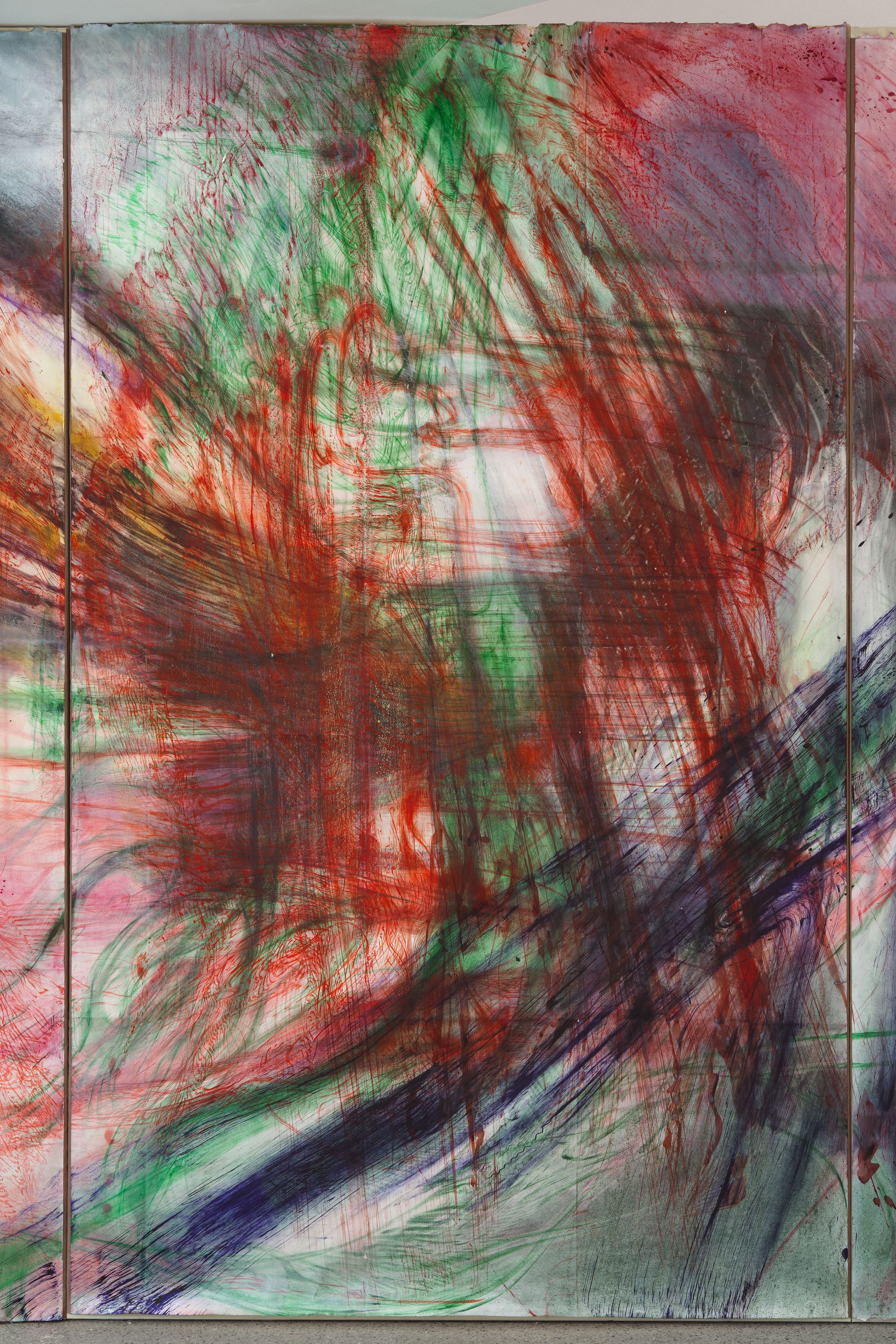 Maria VMier, <em>Ohne Titel [Isenheimer] </em>(detail), 2023-2025<br>Tusche, Pigment, Eisenglimmer, Ölkreide, Wachs, Graphit, Kohle, Vinyl und Acryl auf gefaltetem Papier, 250 ⁠× ⁠600 ⁠⁠cm (4 Bahnen)