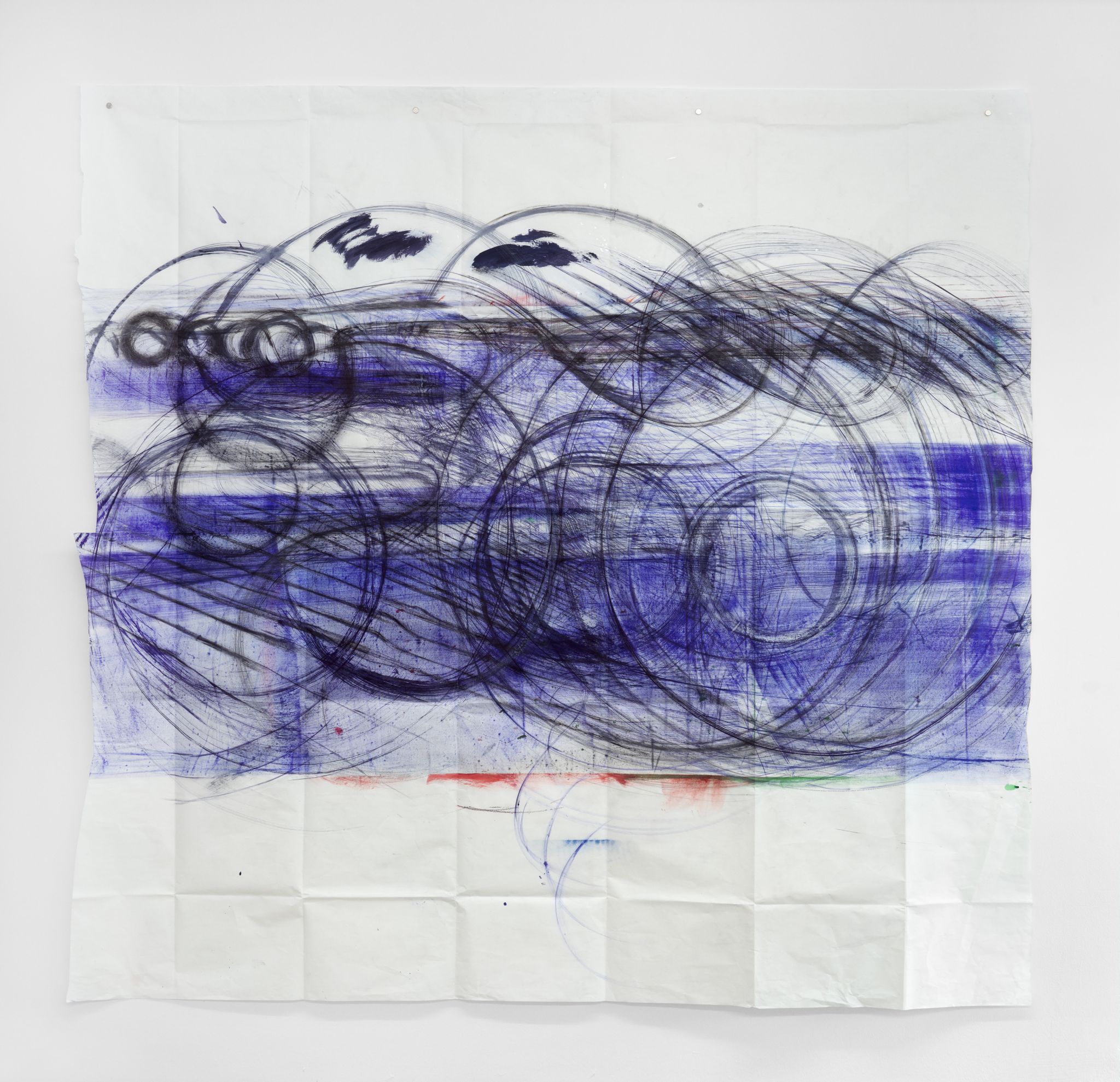 Maria VMier, Selbstverortung in der Maschine [im Kreis in Bewegung, sitzend], 2025, Tusche, Pigment, Graphit und Rötel auf Kraftpapier, gefaltet, mit Randspuren vorheriger Arbeitsvorgänge, 237 ⁠× ⁠250 ⁠⁠cm