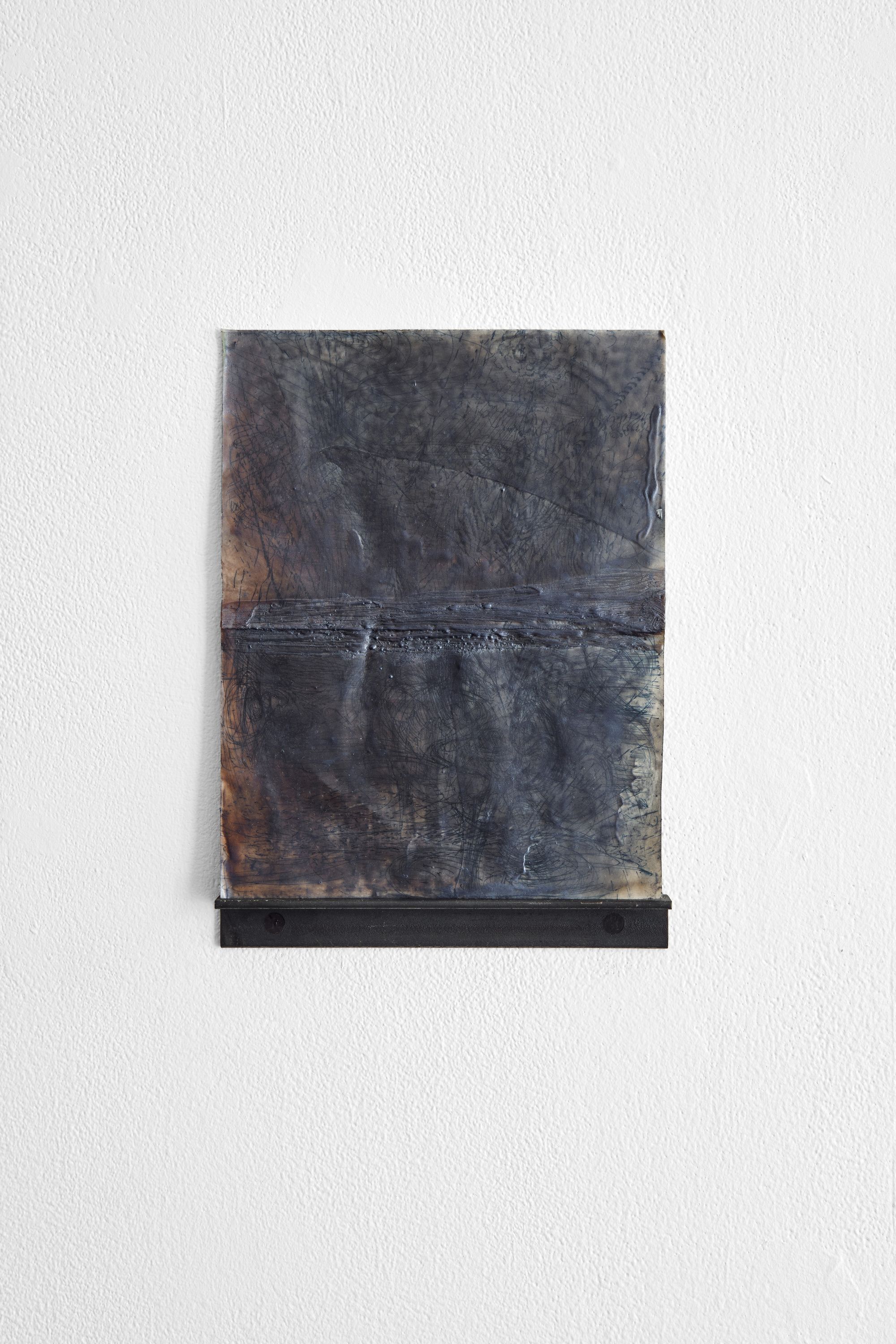 Maria VMier, Handabzug [3/8], 2024, Fineliner und Xerox auf Papier, Wachs, Pigment, 26.5 ⁠× ⁠20.5 ⁠⁠cm
