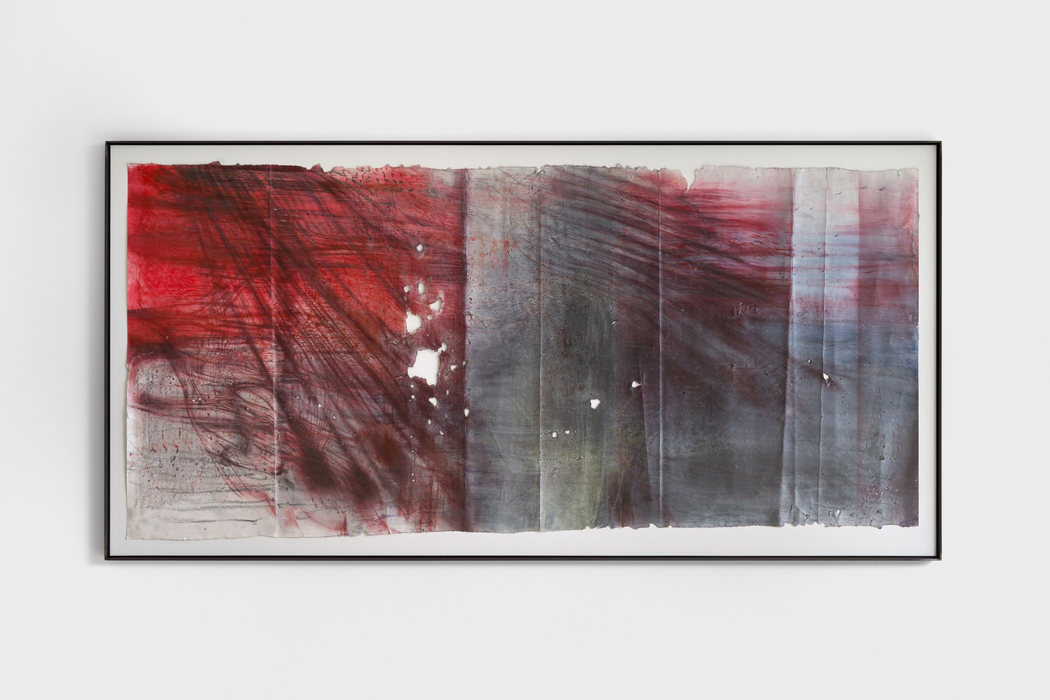 Maria VMier, Sprünge, 2024, Tusche, Pigment, Ölkreide, Vinyl und Graphit auf perforiertem und gefaltetem Papier, 96.5 ⁠× ⁠192.5 ⁠⁠cm