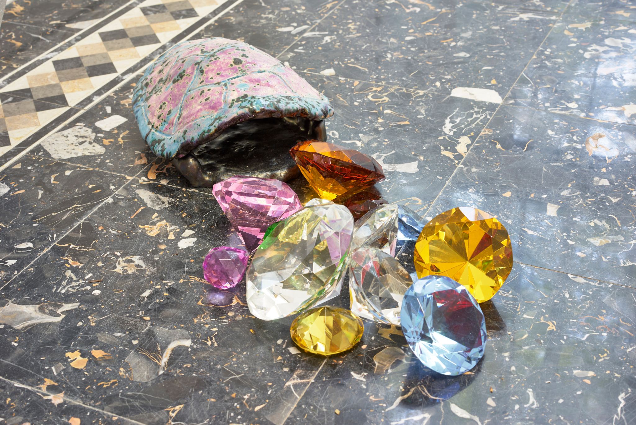 Justin Lieberman, Heidekraut desert tortoise, 2016, Glazed ceramic, glass, Dimensions variable, (Tortoise: 25×20×10 ⁠cm)