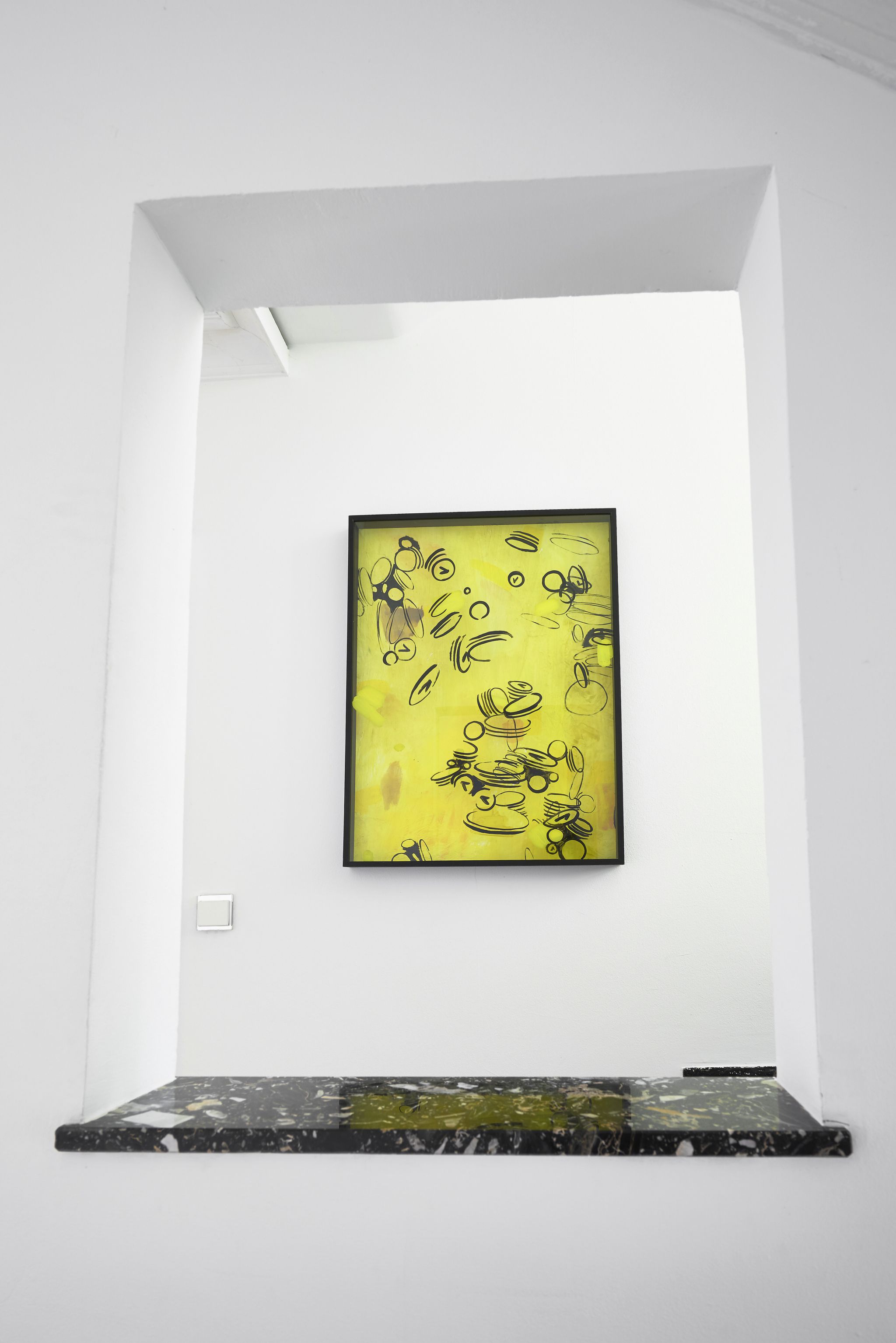 Sarah Szczesny, Ye Olde Wishing Well, 2015, Glas, Holz, Tusche, Acryl auf Papier, 83 ⁠× ⁠65 ⁠⁠cm, Installation view
