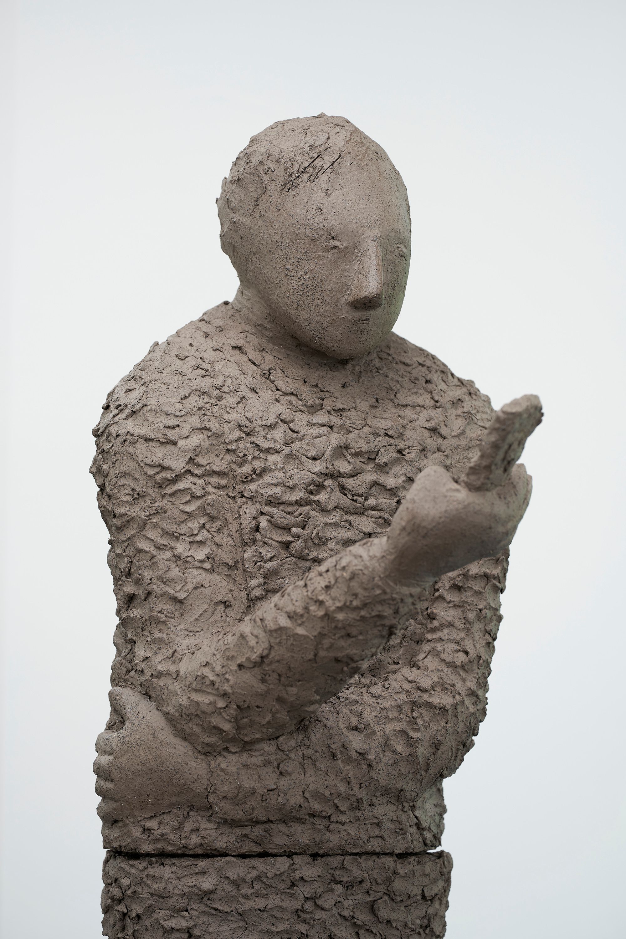 Judith Hopf, Phone User 4 (detail), 2021, Clay, concrete plinth, 173 ⁠× ⁠44 ⁠× ⁠58 ⁠⁠cm