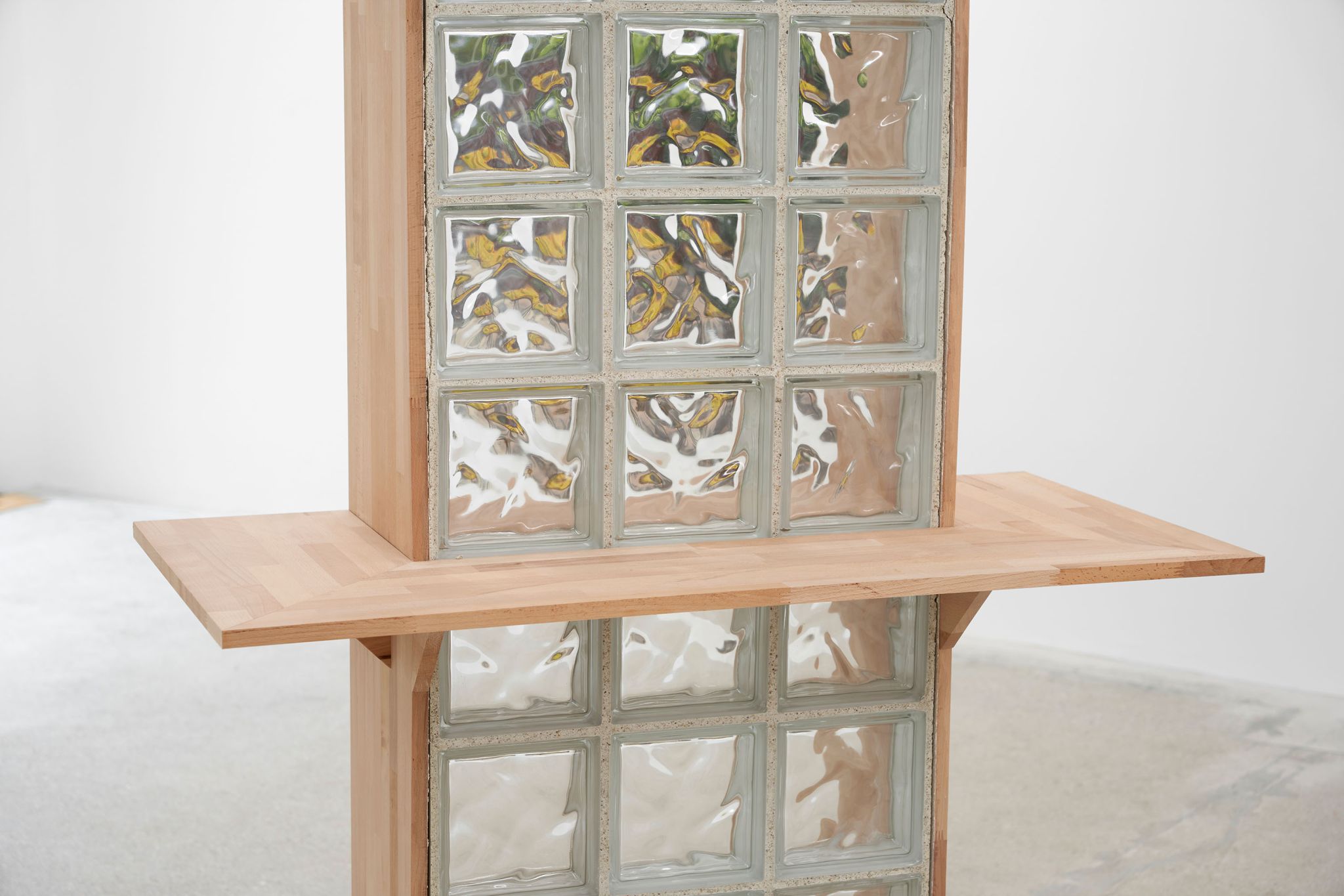 Adam Stamp, Jeder für sich und Gott gegen alle (voll) (detail), 2022, Glass, wood, plant, 254 ⁠× ⁠114 ⁠× ⁠55 ⁠⁠cm