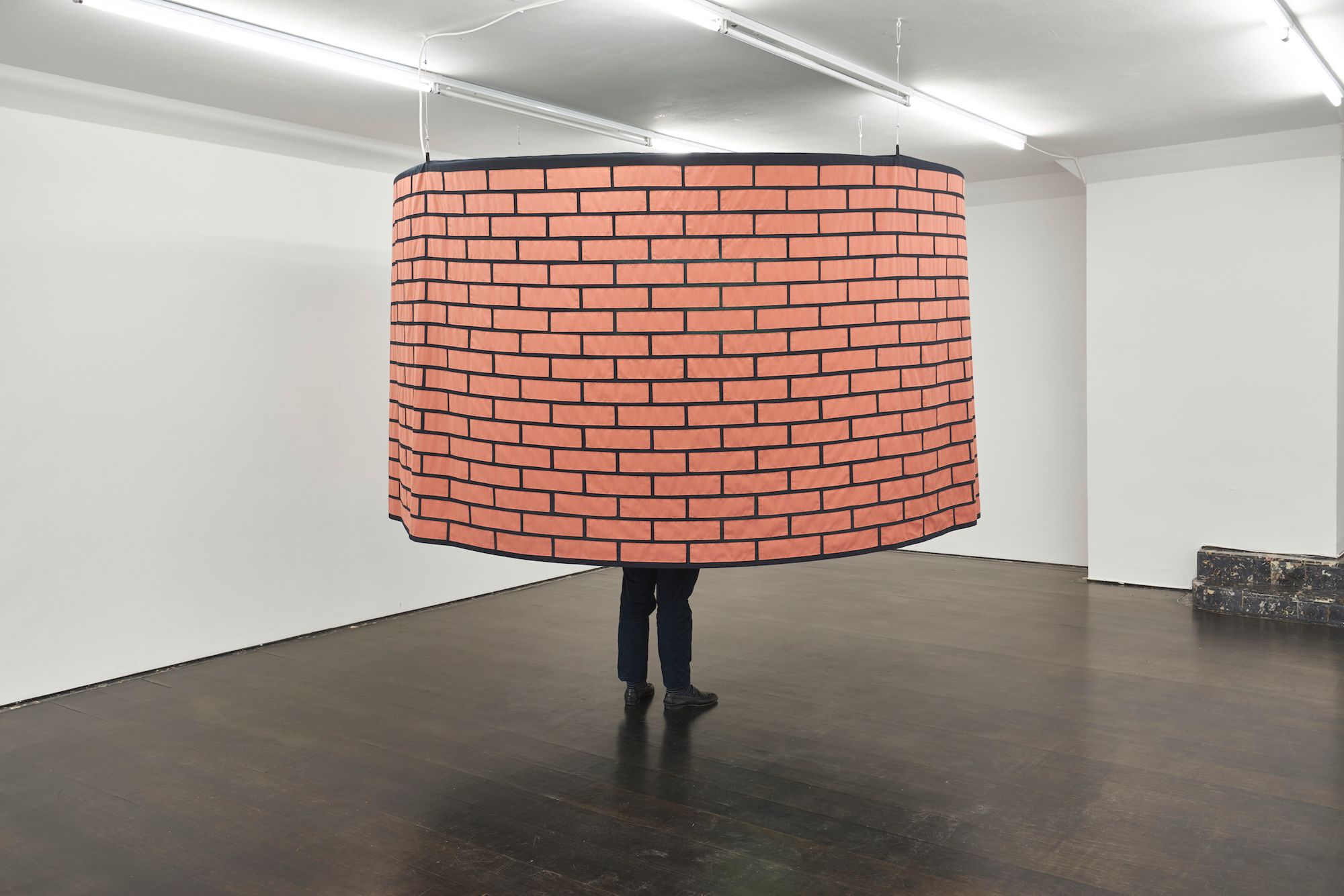 Judith Hopf, Flying Cinema Brickstone Tent, 2016, Video installation, Ø 300 ⁠cm, variable height